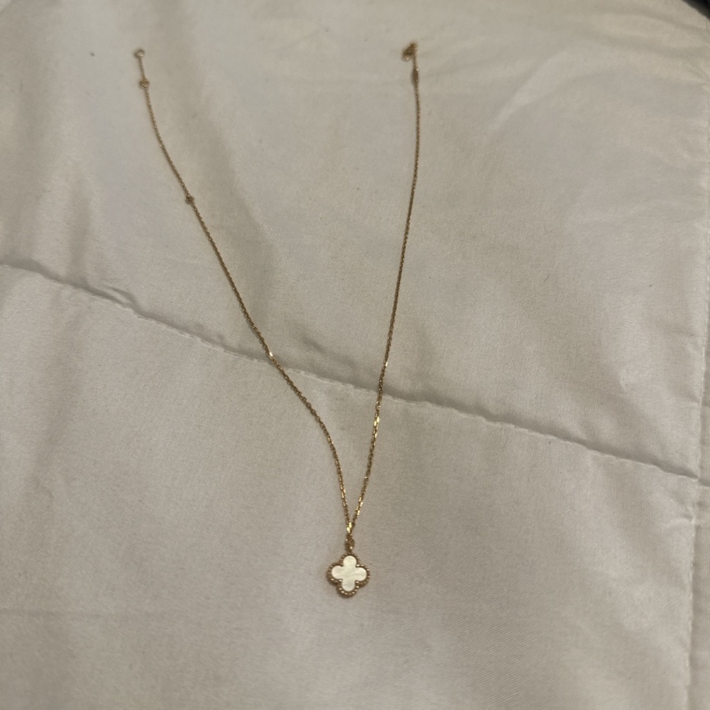 Sweet Alhambra pendant van cleef